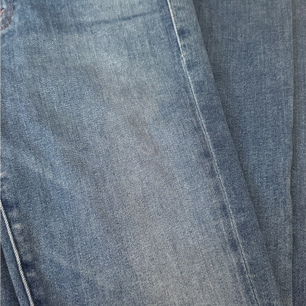 Mother Denim: Weekender Fray in "A Groovy Kind of Love" Wash - Picture 4 of 8